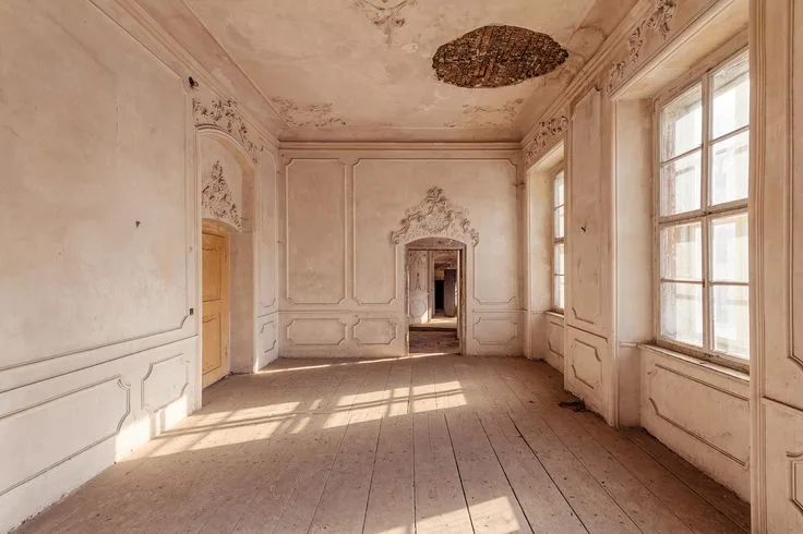 Sala di un palazzo storico da recuperare e la stessa sala arredata in stile rustico, con tavolo e panche in legno massello: Prima