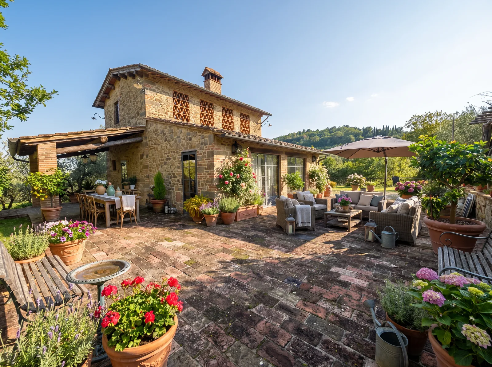 La stessa villa di giorno e in blue hour con le finestre accese: Prima