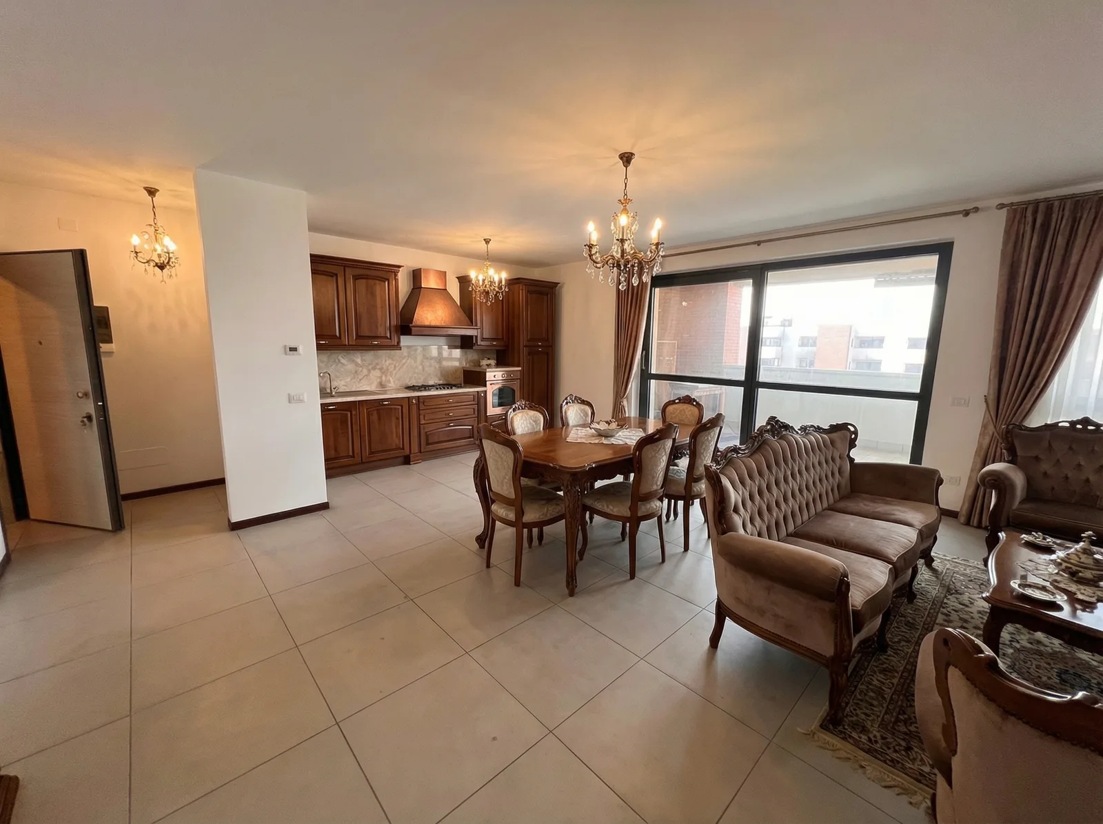 Soggiorno con cucina a vista arredato in stile classico italiano