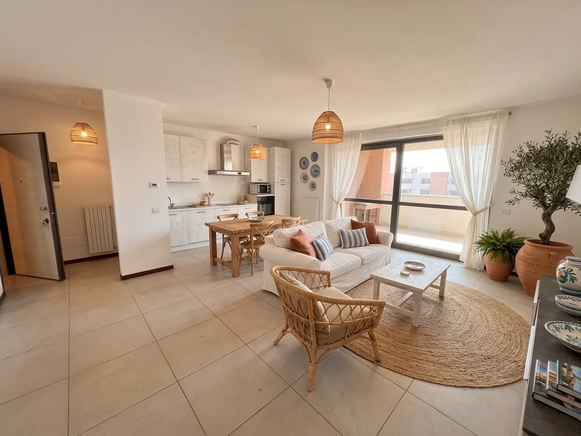 Soggiorno con cucina a vista arredato in stile mediterraneo