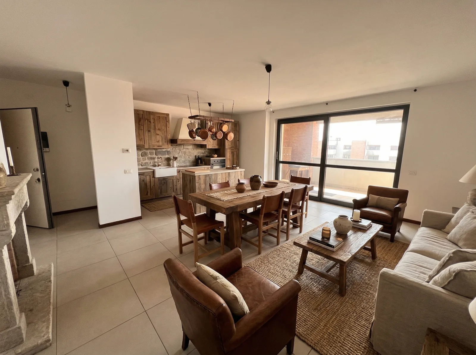 Soggiorno con cucina a vista arredato in stile rustico toscano